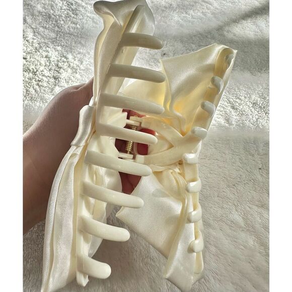 Off satin bow hair claw - Picture 3 of 3